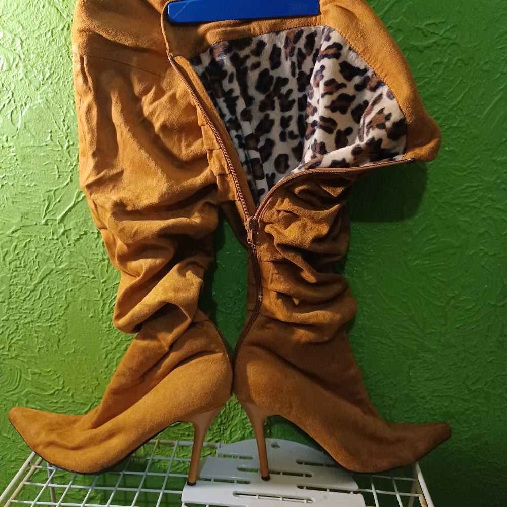 Frederick's of Hollywood woman's boots size 91/2 felt/suede w/leopard prn inside